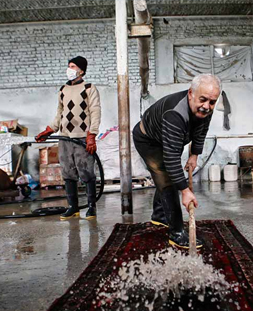 شستشوی سنتی قالی در قالیشویی بنیاد قم